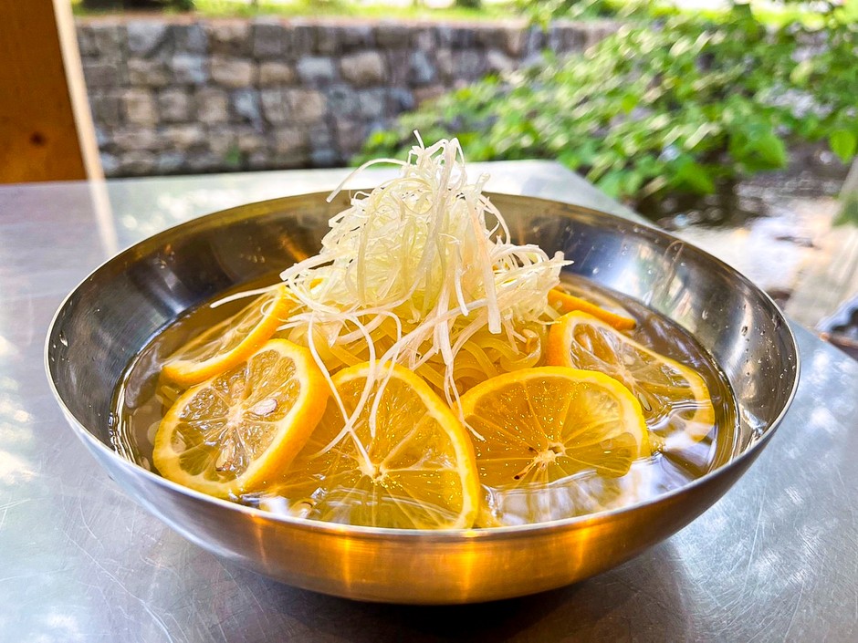 女性に人気の麵処むらじ監修「レモン冷麺」