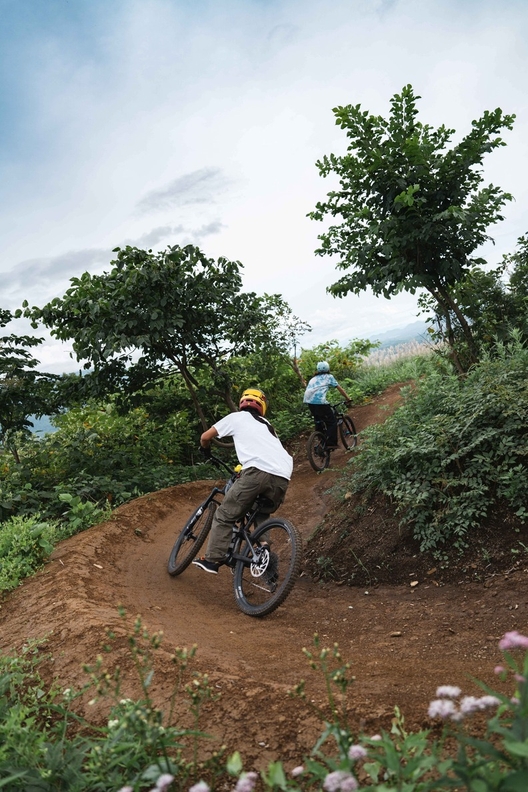 山道を駆け巡るマウンテンバイクコース