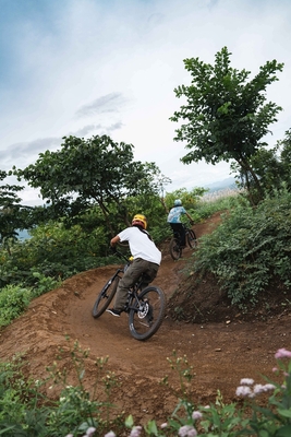 山道を駆け巡るマウンテンバイクコース