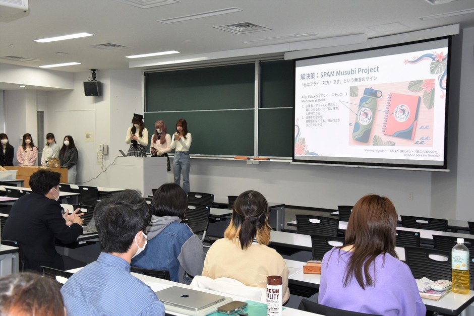 海外研修の成果を報告する学生たち