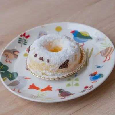 まんまるなシマエナガをイメージした、ホワイトチョコの焼きドーナツ♪ 思わず写真を撮りたくなる可愛らしい一品です。