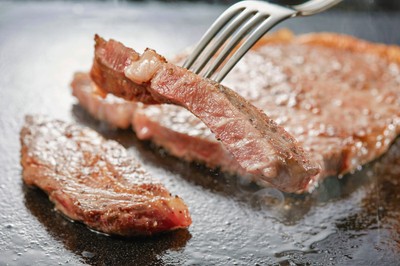 ※写真はイメージです。ステーキは調味牛脂を注入した加工肉です