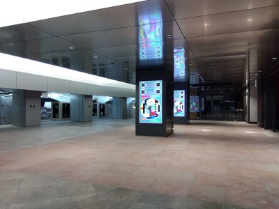 地下接続広場とラッチ外コンコース