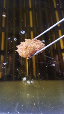 広島県産の大粒牡蠣を店内で揚げています