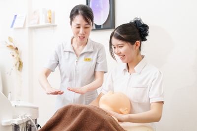 講師の指導のもと、フェイシャル技術を学ぶ実習風景