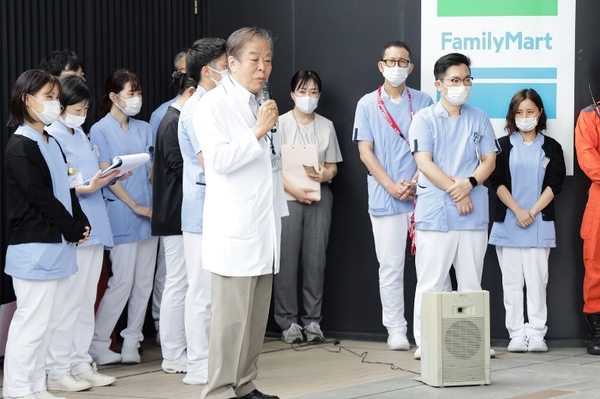 病院長による講評の様子