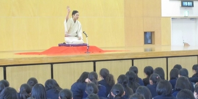本校卒業生で「真打」の柳家小八師匠による落語会を開催　中学生が日本の伝統芸能である落語の魅力を学ぶ