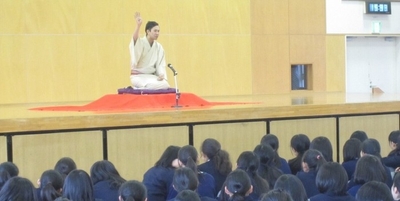 平成27年(2015年)「二ツ目」柳家ろべえ時代に本校で開催した落語会の様子