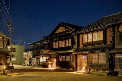 三国湊の街並みと客室外観