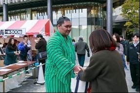 現役力士と参加者とふれあい