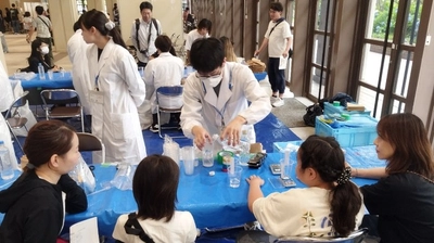 科学の奥深さを体感できる「第17回　近大科学祭2026」を開催　近大理工学部生が子どもたちに科学の面白さを伝える