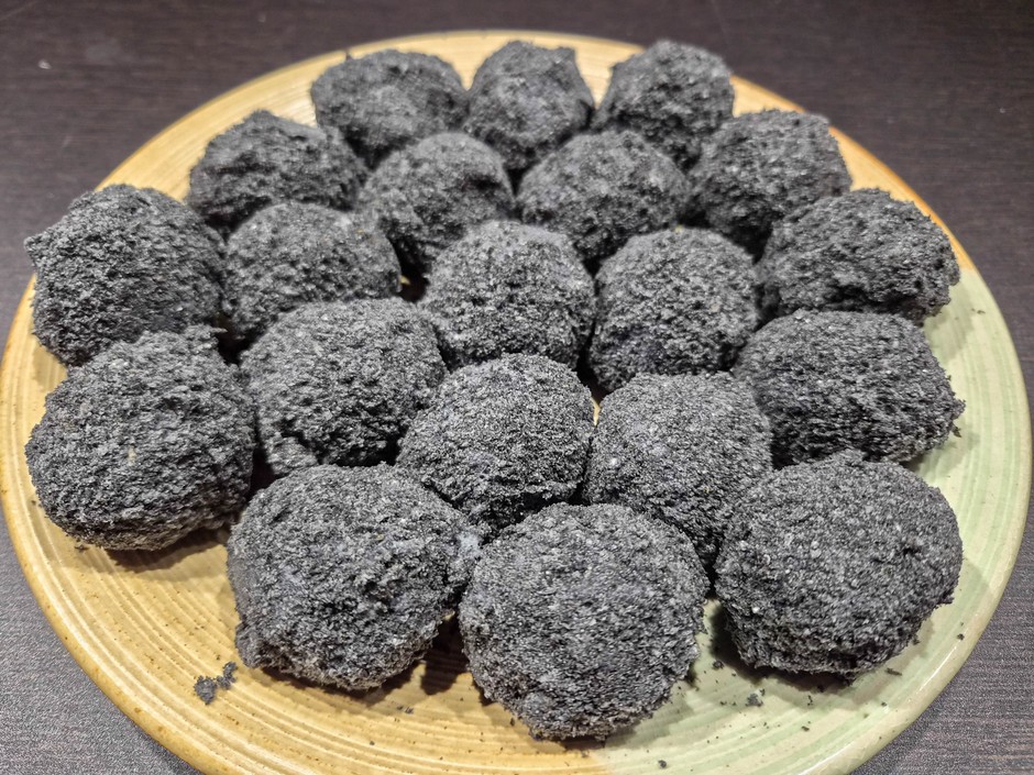 揚げる前のウニ黒ケッタ