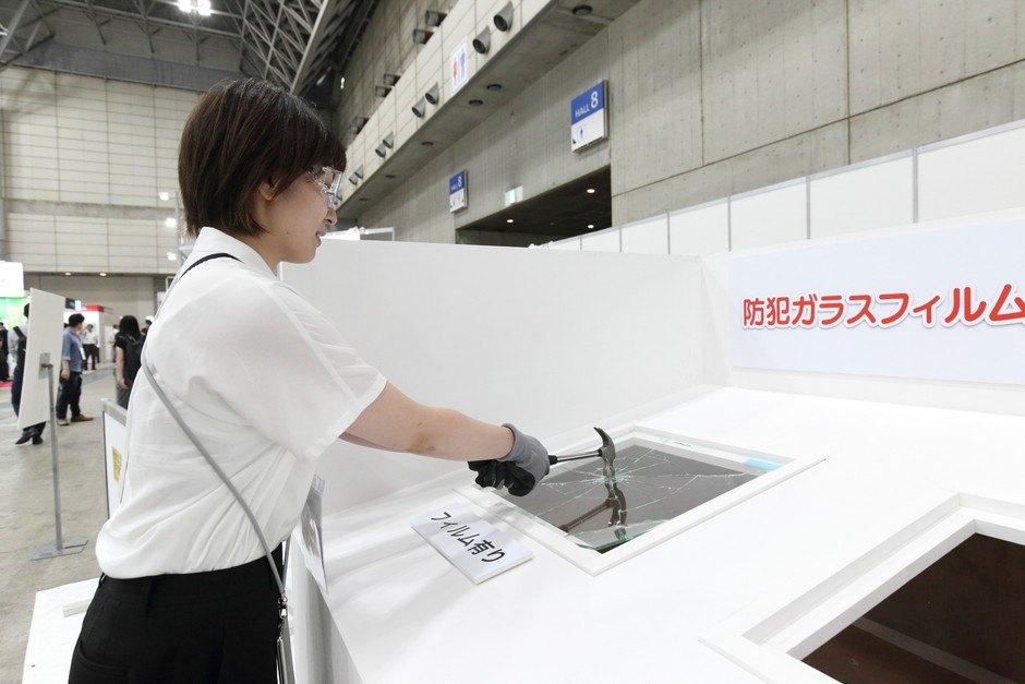 防犯ガラスフィルムの強度実演