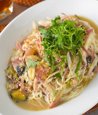パパイズムさん「さば缶と焼きなすのそうめん」