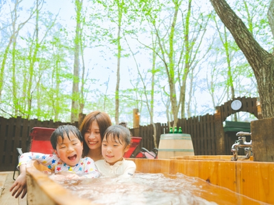 お子さんと入ってもゆったりな木製のバスタブ