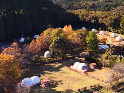 紅葉に包まれたブリリアントヴィレッジ日光のドームテントを上空から見た施設全景