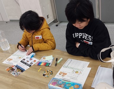 選考するためにワークシートに記入している様子