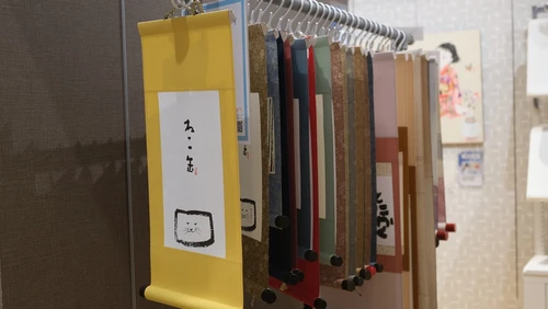 【上野マルイ35周年企画】まるで服？アニメ公式～ガチ作品まで25幅の掛け軸をハンガーラック展示