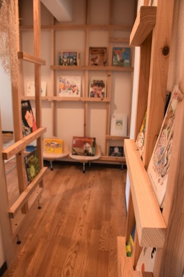 屋内の木製スリット壁にも絵本