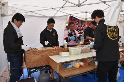 たこ焼きを作る「兄貴」たち