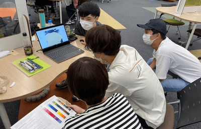 環境に配慮した商品について検討する総合社会学部生