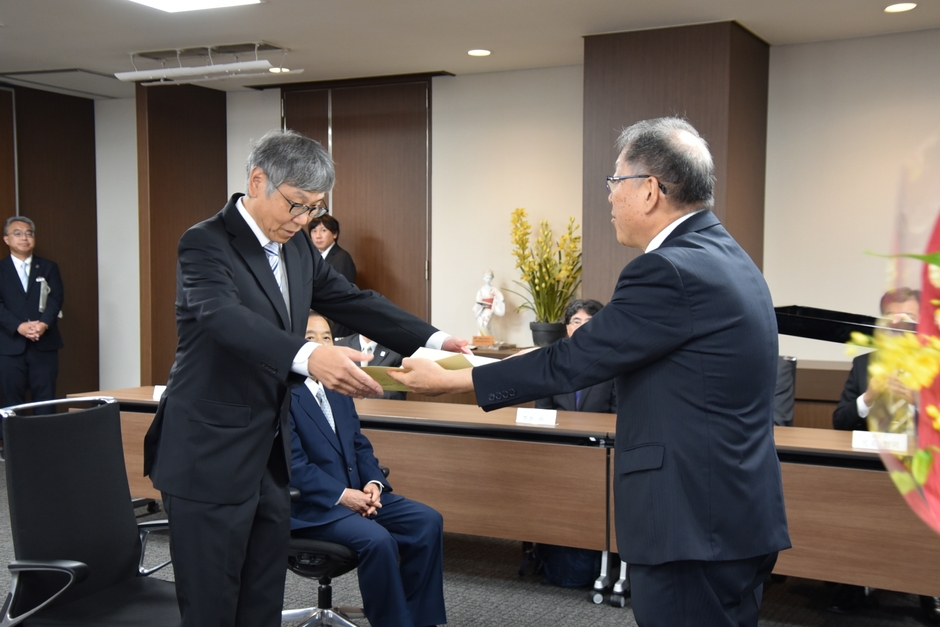 称号記を贈られる山本名誉教授