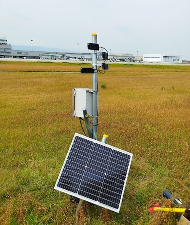 鳥取空港に設置されたバードソニック。上部に高周波を発射するスピーカーが4個付いています