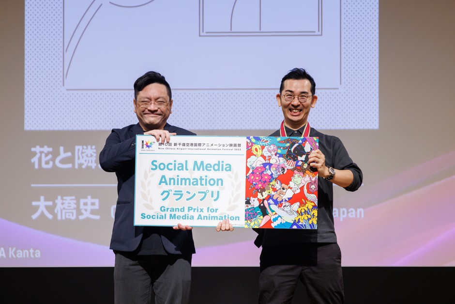 グランプリに選ばれた大橋史 氏(右)と、審査委員を務めた服部グラフィクス 氏(左)