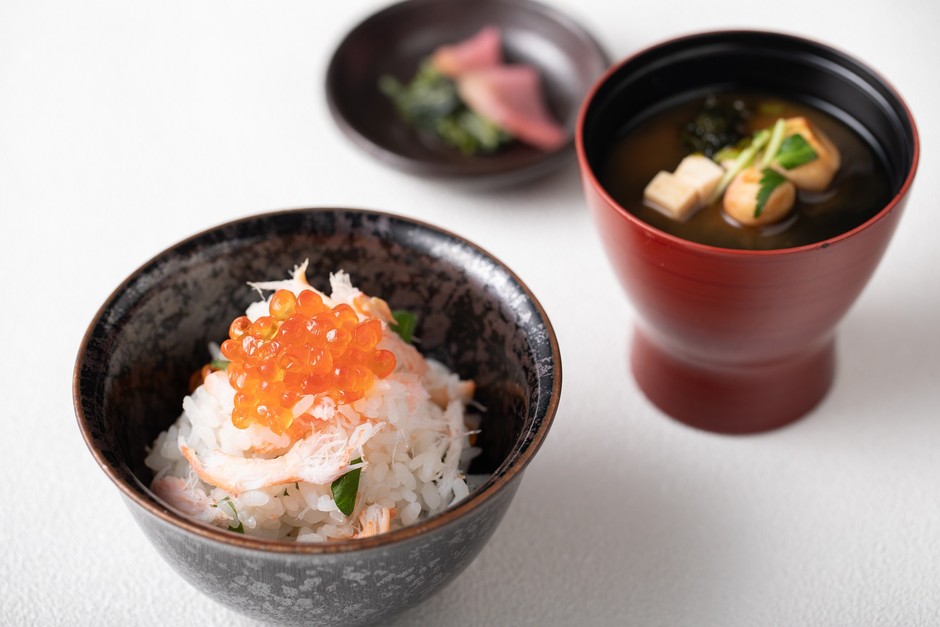 ズワイカニガニと生姜の炒めご飯　イクラ添え