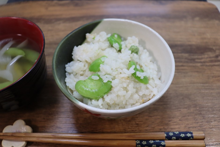 塩と新鮮なそらまめだけで味付けした、そらまめご飯。旬の贅沢な味覚です。