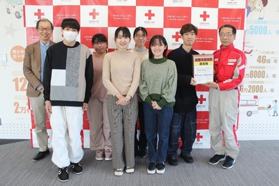 日赤を訪れた学生スタッフ会のメンバー。左端がボランティアセンター長の猪口講師