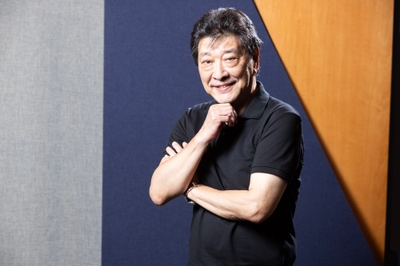 俳優として連続テレビ小説「虎と翼」にも出演する磯部勉