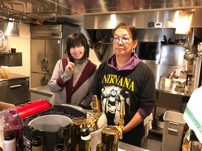 店主の江向さん(左)とマスターの清水さん(右)