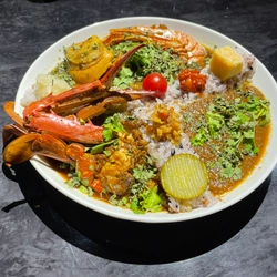 スープ＆スパイスカレーの「神田ノード21」が薬膳出汁カレー「時計仕掛けのスパイス」へリニューアル！一段と華麗に美味しくなってオープンしました！