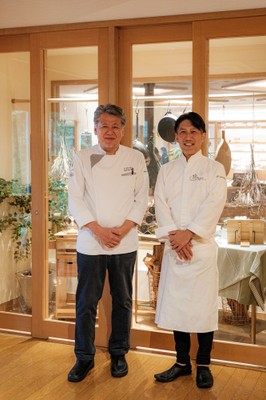 チーズ職人佐藤竜士氏（写真右）