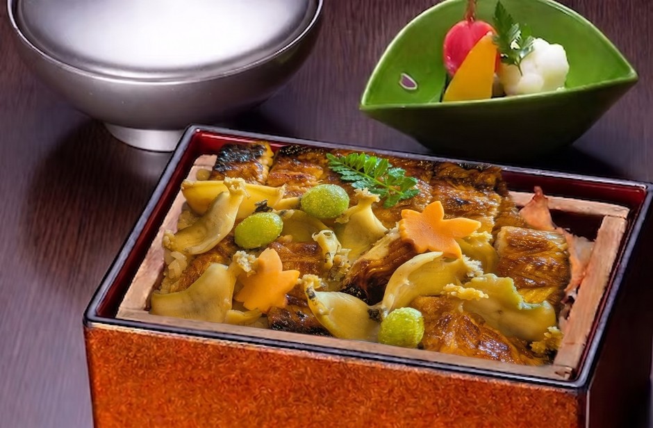 三陸産天然アワビを丸ごと一個使用「三陸産天然アワビとあなご重」