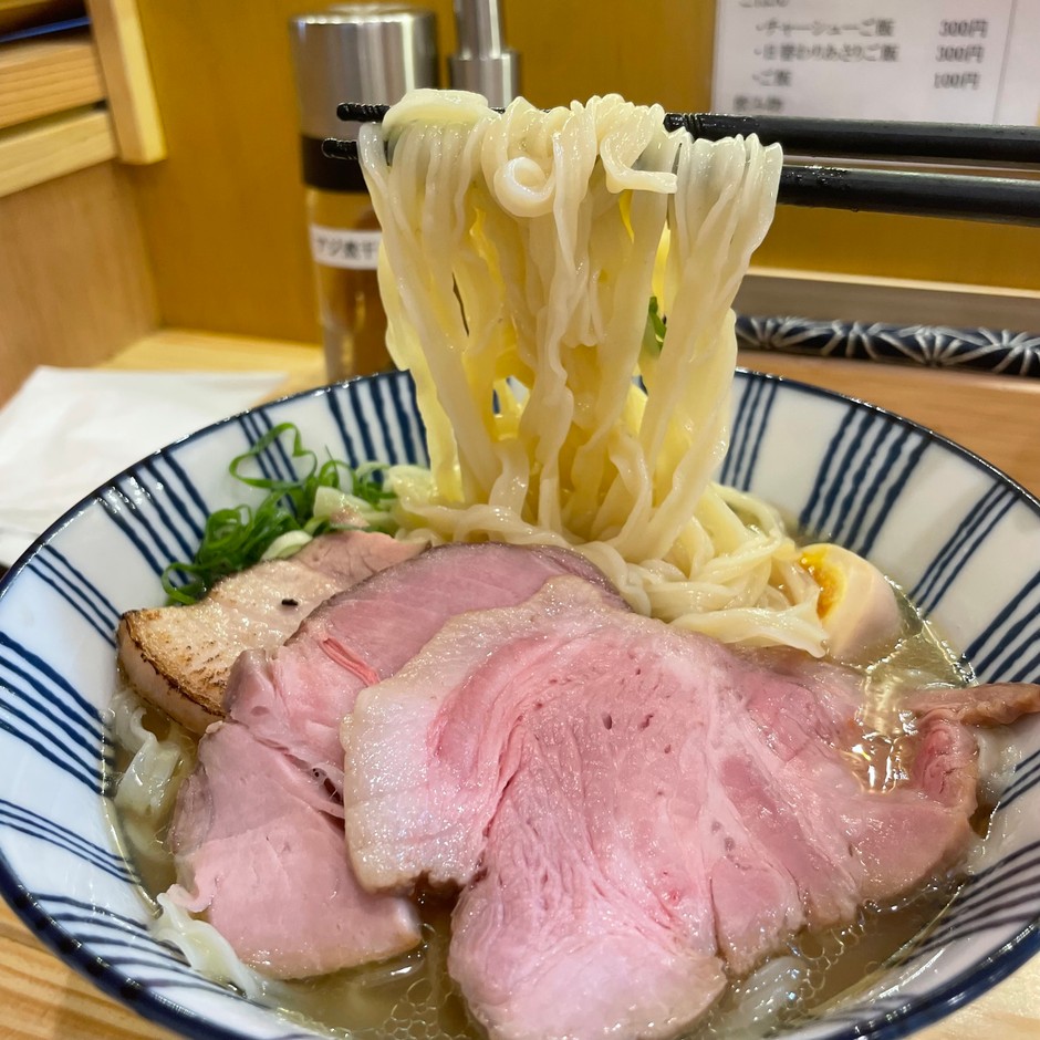 特徴的なウィング麺