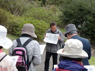講師の解説を熱心に聞きます