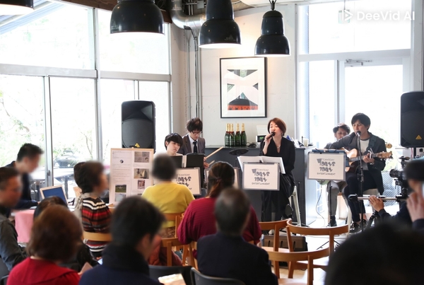 Airbnbホスト向けイベントで演奏する、社会人カバーバンド「7DAYS1DAY」のメンバー。※観客の方の顔が写っている箇所には、プライバシー保護の観点から一部ぼかし加工を施しています。