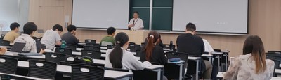 科目を担当する大野教授