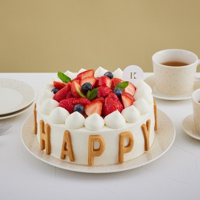 HAPPY BIRTHDAYのクッキーを周りに飾ったお誕生日に人気のケーキ
