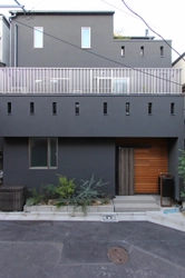 20坪の狭小地に建つ光あふれる3階建て二世帯住宅！子どもと猫が「ヤグラ」やキャットウォークで楽しく暮らすモダンな住まい