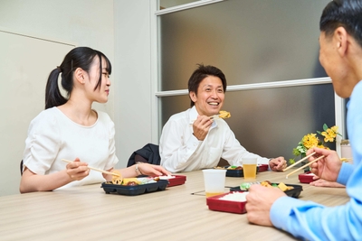 お弁当を食べながら団らん(1)
