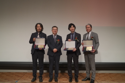 図8：功労賞を受賞したスピーカーの先生方とパク・ジョンス法人長
