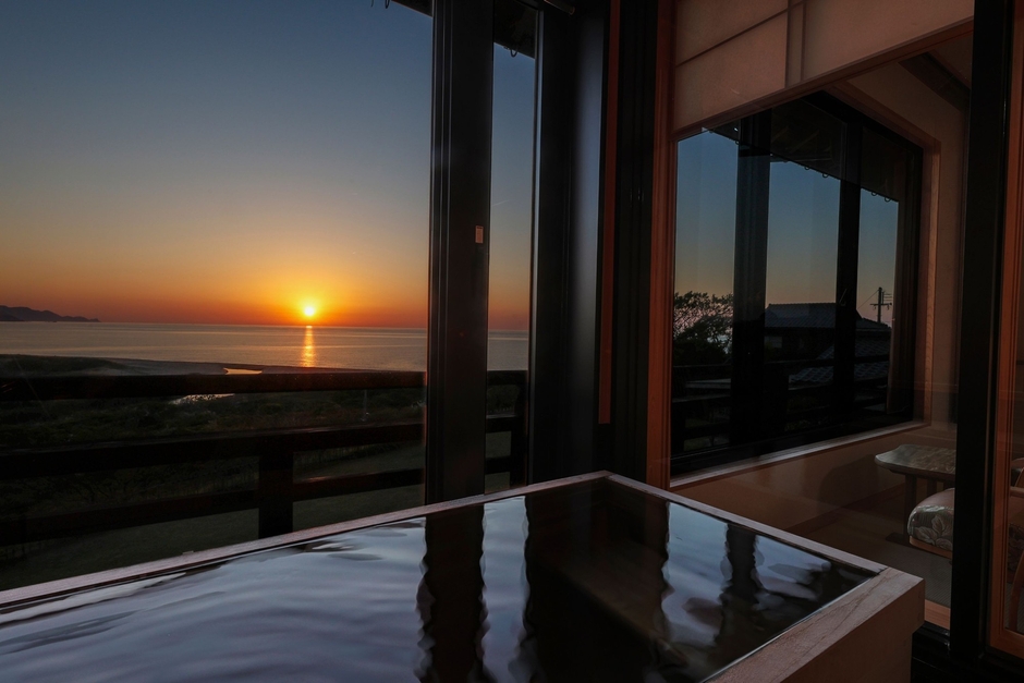 【海景・展望】温泉展望檜風呂付 和室（2階）｜夕日ヶ浦の夕景が、一年で最も美しく映える初夏。