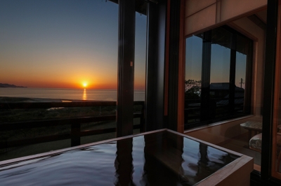 【海景・展望】温泉展望檜風呂付 和室（2階）｜夕日ヶ浦の夕景が、一年で最も美しく映える初夏。
