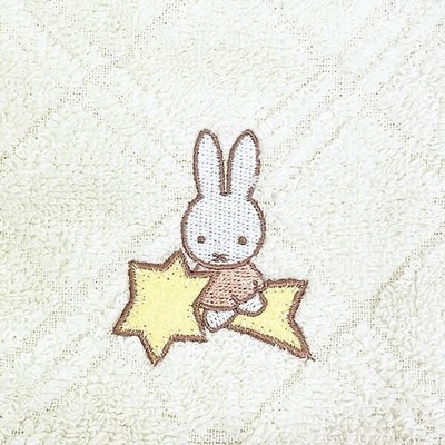 タオル生地でできているミッフィーのどっとポーチ