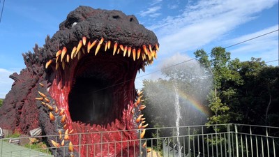 ▲実物大ゴジラの目の前でスプラッシュ!