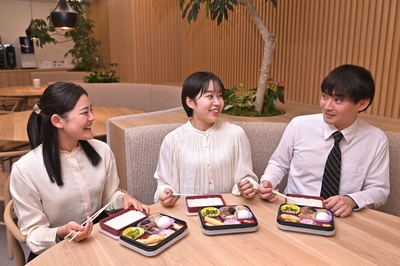お弁当を食べながら団らん(2)