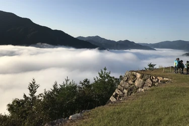 【兵庫・竹田城跡】1年で最も雲海が出やすい晩秋、「天空の城」を望む朝へ
12月6日まで、立雲峡から竹田城跡を望む雲海ツアー付きプラン発売
「天空の城」のふもと「宿屋 天空」